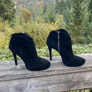Gianni Bini Black Suede Leather Booties w/1”Platform & Stiletto Heels Size 7M